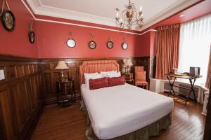 Cama ou camas em um quarto em Manoir Sherbrooke