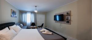 een hotelkamer met een bed met een teddybeer erop bij Olive House in Ioannina
