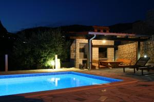 Bazén v ubytování Villa Anabella peaceful holiday home with pool nebo v jeho okolí