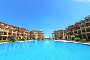 uma grande piscina em frente a alguns edifícios de apartamentos em Kaliakria Sea View Apartments em Topola