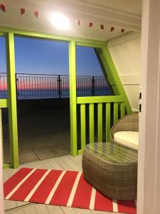 ジブヌフにあるWilla Plaża Pokoje i Domki z widokiem na morzeの海の景色を望むバルコニー付きの客室です。