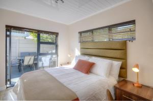 Cape Town的住宿－9a@Crassula Way，一间带大床的卧室和一个阳台