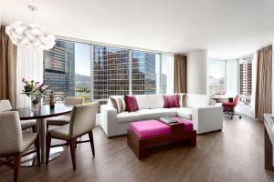 Posezení v ubytování Auberge Vancouver Hotel