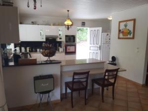 Kitchen o kitchenette sa L'Ecrin Vert