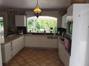 Kitchen o kitchenette sa L'Ecrin Vert