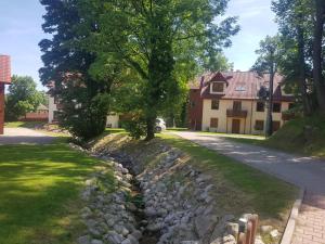 a stone road in front of a house at Boczna 9 Apartament in Karpacz