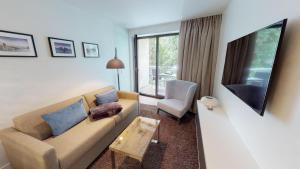 TV a/nebo společenská místnost v ubytování White Pearl Apartment 1.06
