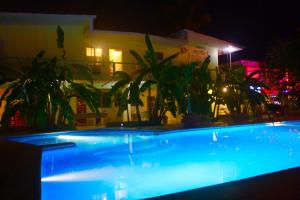 Bazén v ubytování Hotel Magic Tropical nebo v jeho okolí