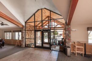 博兹曼山景小屋及套房酒店的客厅设有大型玻璃墙