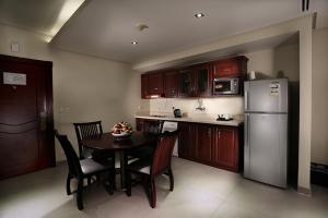 Una cocina o zona de cocina en Towlan Hotel Suites