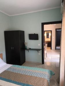 Televisyen dan/atau pusat hiburan di Comfortable apartment near the central beach