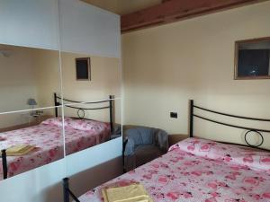 - une chambre avec 2 lits et un miroir dans l'établissement Lu can, à Picerno