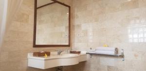 Koupelna v ubytování Melasti Beach Resort & Spa Legian