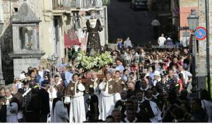 Un grand groupe de gens dans une foule dans une rue dans l'établissement Chalet Reventino, à Lamezia Terme