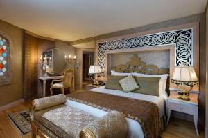 מיטה או מיטות בחדר ב-Titanic Mardan Palace