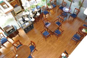 einen Blick über ein Esszimmer mit Tischen und Stühlen in der Unterkunft Hotel Katerina in Athen