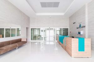 ein Wohnzimmer mit einem Sofa und einem Tisch in der Unterkunft 33rd floor luxury apartment spa & fitness in Skopje