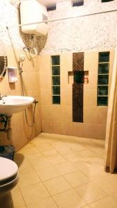 y baño con lavabo y aseo. en Oemah Kajoe Lembang, en Lembang