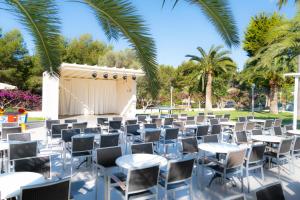 un set para una boda con mesas y sillas en Hotel Millor Sol, en Cala Millor