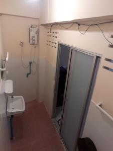Baan Picha 2 في باتايا سنترال: حمام مع دش ومرحاض ومرآة