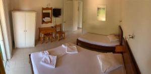 a hotel room with a bed and a desk at Filoxenia Kontogiannis in Lazaráta