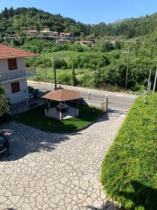 a picnic table in a yard next to a road at Filoxenia Kontogiannis in Lazaráta