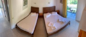 a bedroom with two beds in a room at Filoxenia Kontogiannis in Lazaráta