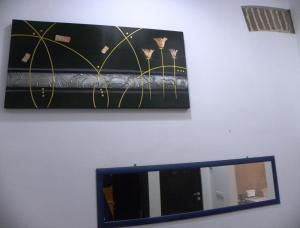 lustro wiszące na ścianie ze zdjęciem kwiatów w obiekcie Modern Central-Near Unirii Square w Klużu-Napoce