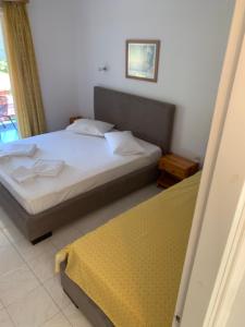a bedroom with a bed and a window at Filoxenia Kontogiannis in Lazaráta