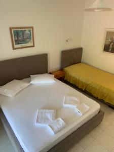 two beds sitting next to each other in a room at Filoxenia Kontogiannis in Lazaráta
