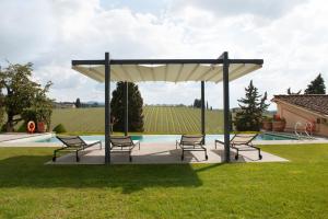 Bazén v ubytování Casa Ruffino - Wine Relais nebo v jeho okolí