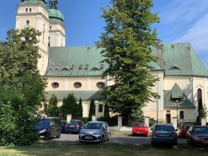 un grupo de coches estacionados frente a un edificio en Apartament "Marka", en Piła