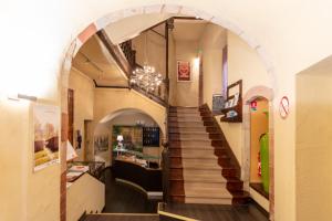 TV a/nebo společenská místnost v ubytování Hotel du Clocher + 35 fotografií