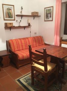 un soggiorno con un divano e un tavolo di Grangia in borgo antico a Bardonecchia