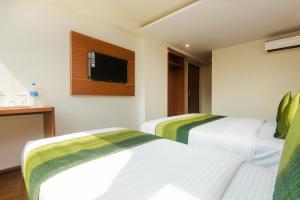 Postel nebo postele na pokoji v ubytování Hotel Aflon midc andheri east