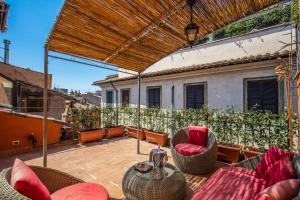an outdoor patio with chairs and a pergola at Maison d'Art Apartments - Maison d'Art Collection in Rome