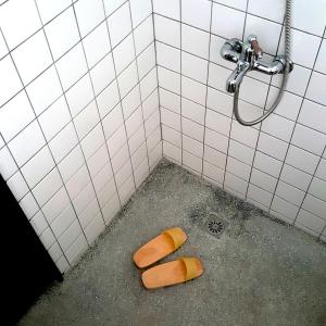 台南的住宿－散步 Strolling ，浴室的地板上放有两片面包