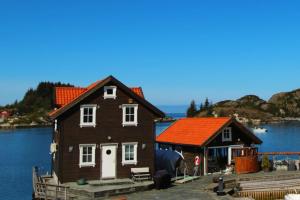een huis op een dok op een waterlichaam bij Kobbaneset Lars - Tett på havet - Bekkjarvik in Bekkjarvik
