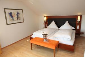 a hotel room with a bed and a table at Hotel Sonne Garni in Bad Friedrichshall