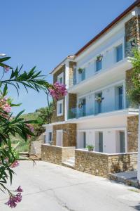 un edificio con una pared de piedra y flores en Cilento Victory House, en Serramezzana