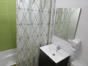 モンチジョにあるCasa Europa Montijoのバスルーム(シンク、鏡付きシャワー付)