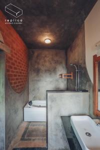 La salle de bains est pourvue d'une baignoire et d'un lavabo. dans l'établissement Villa Ecotiva, à Pondichéry