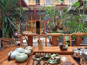 un tavolo con pentole e ciotole sopra di Pingyao Jiaxin Guesthouse a Pingyao