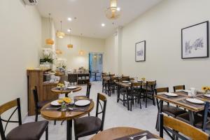 The Akoya Saigon Hotel tesisinde bir restoran veya yemek mekanı