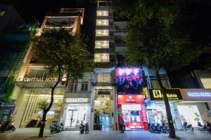 een groep gebouwen in een stad 's nachts bij The Akoya Saigon Hotel in Ho Chi Minh-stad