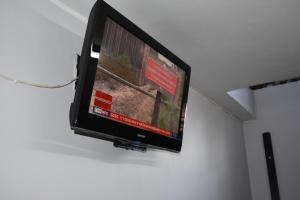 TV de pantalla plana colgada en la pared en Baltic Hostel en Gdansk