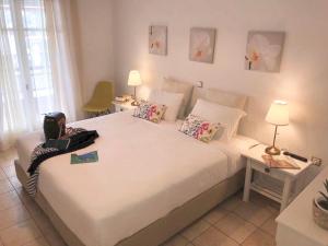 Postel nebo postele na pokoji v ubytování NIKOLETA'S CORFU APARTMENTS