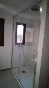 La salle de bains est pourvue d'une douche avec une porte en verre. dans l'établissement Apartament Forn d'ITA, à Esterri d'Àneu