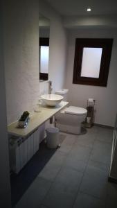 La salle de bains est pourvue d'un lavabo et de toilettes. dans l'établissement Apartament Forn d'ITA, à Esterri d'Àneu
