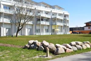 eine Reihe von Felsen vor einem Gebäude in der Unterkunft LeinenLos im Kajüting in Dierhagen